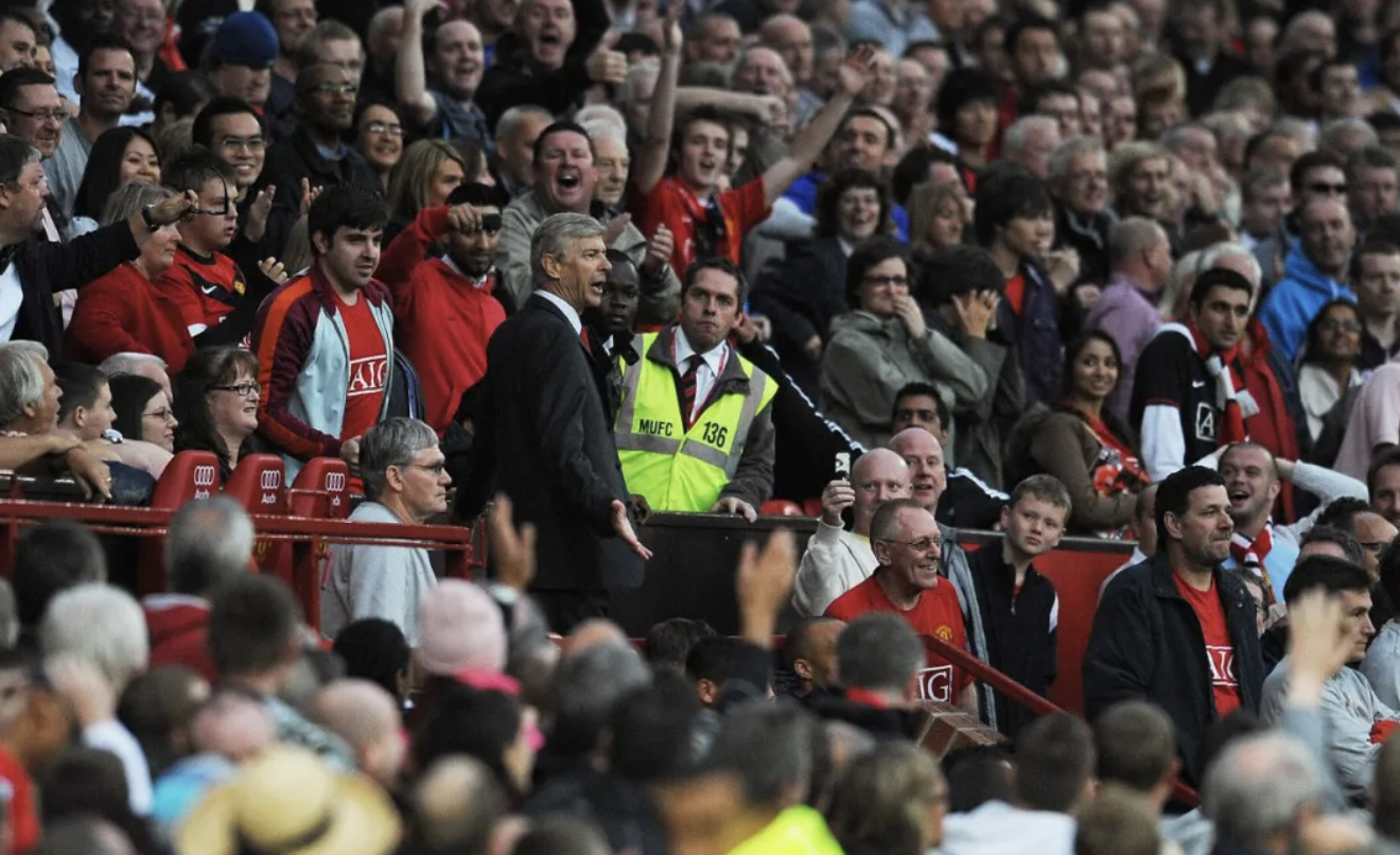 失去靠近教练席座位的曼联球迷们