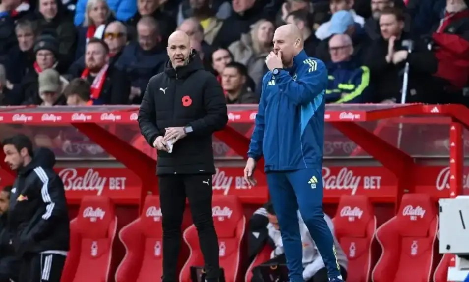 为什么这么多足球运动员说话时会捂住嘴?